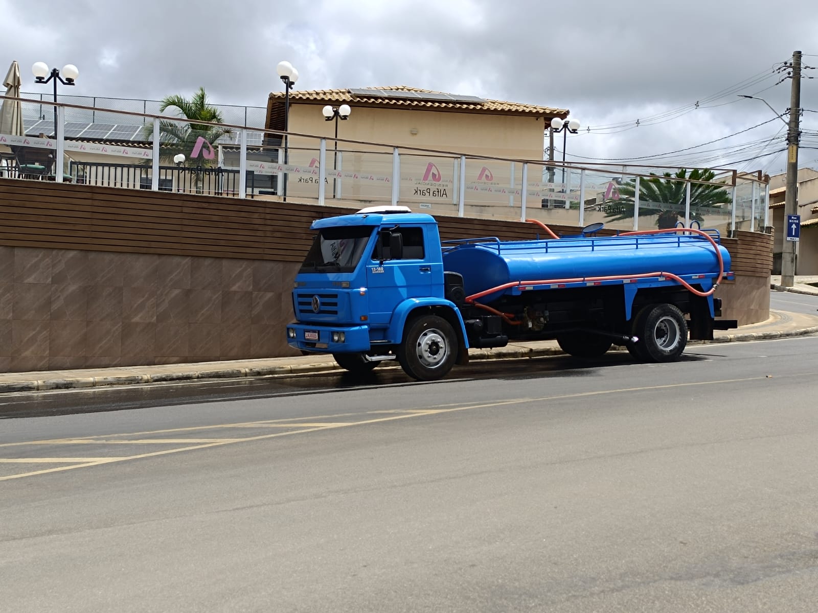 Caminhão-pipa EF Transportes em atendimento