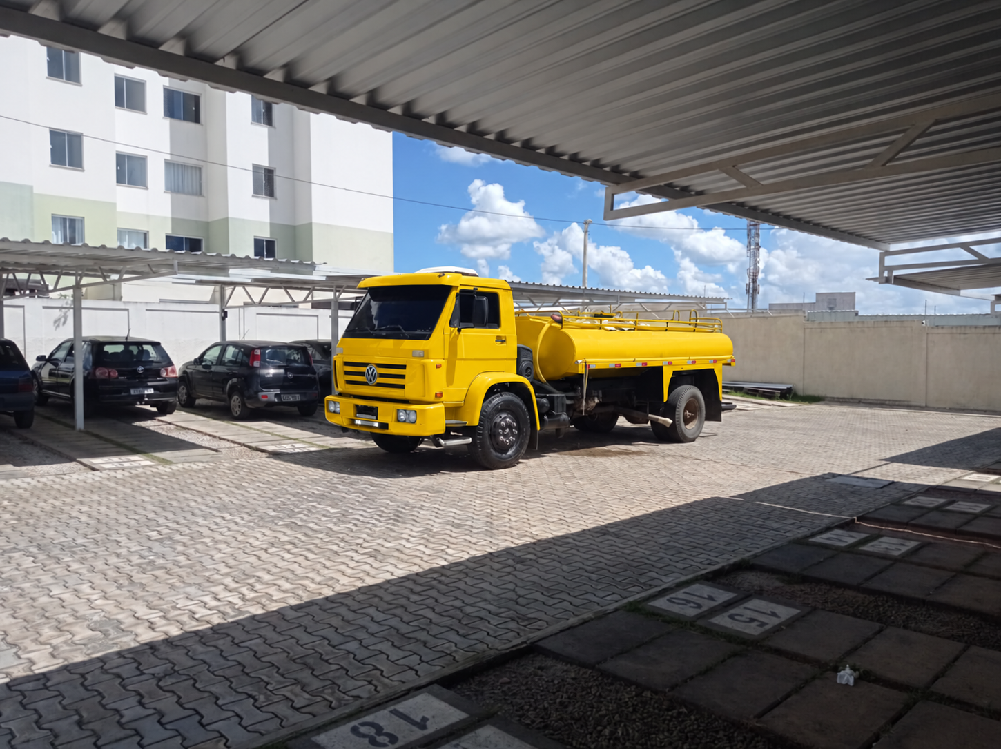 Caminhão-pipa amarelo da EF Transportes